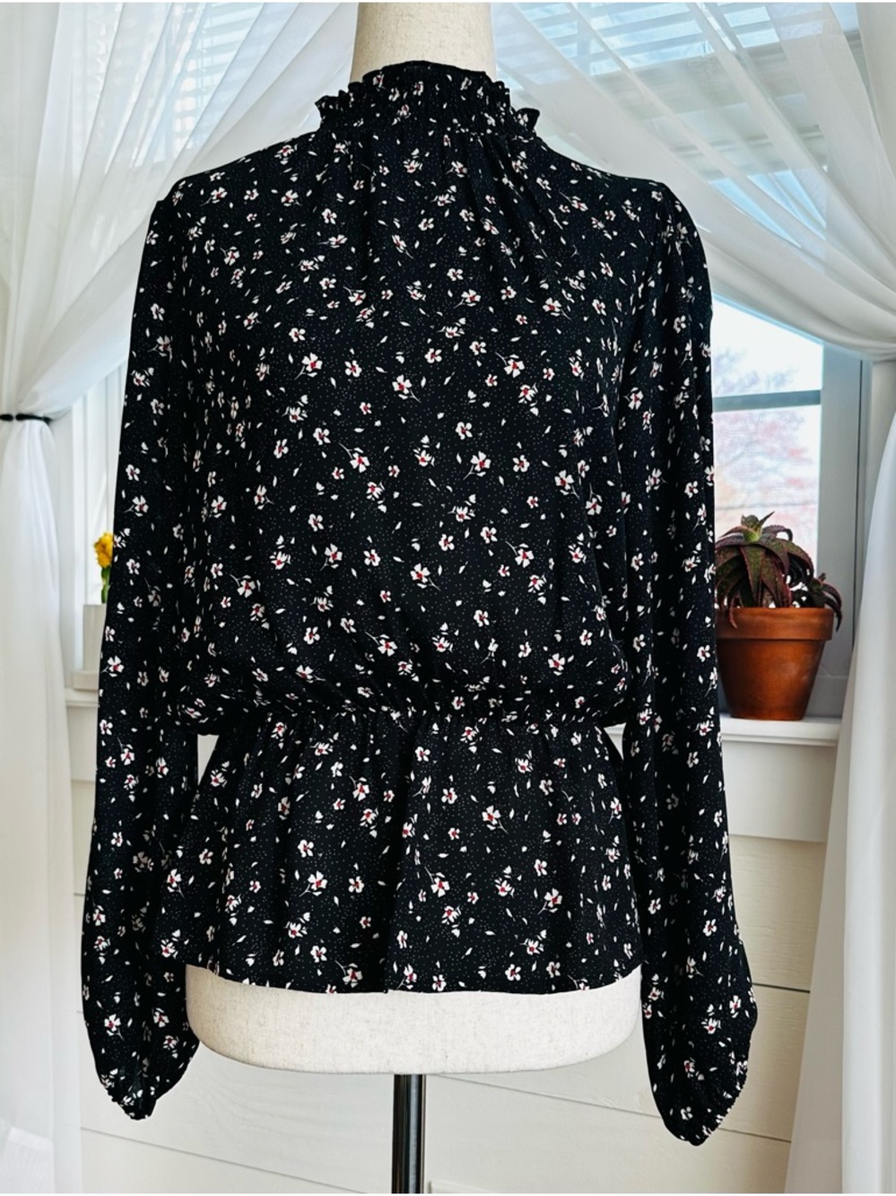 Lush Bardot Peplum Mockneck Blouse black with daisy floral print. EUC! 
Small